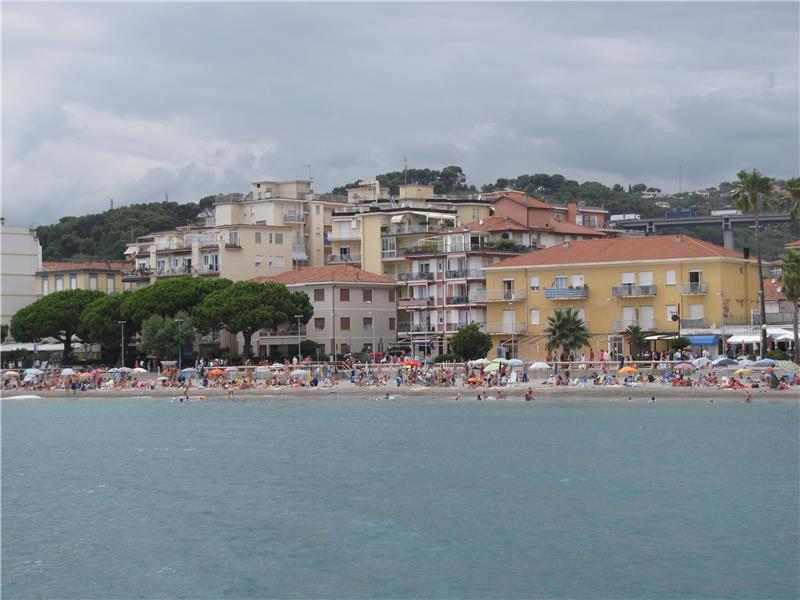 San Bartolomeo al Mare, vista dal mare