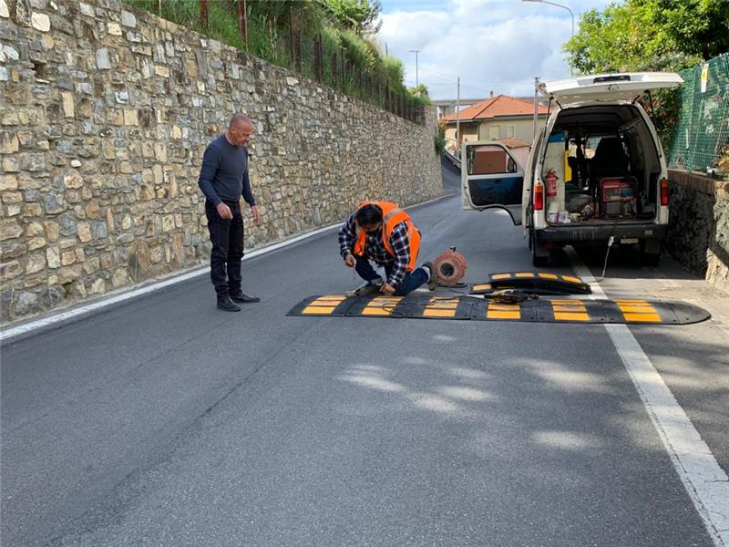 Via Pairola, dossi stradali.