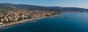 Immagine del Golfo Dianese. Vista dal mare della costa